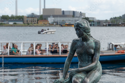 Canvas Print Turistas mirando a la sirenita en Copenhage