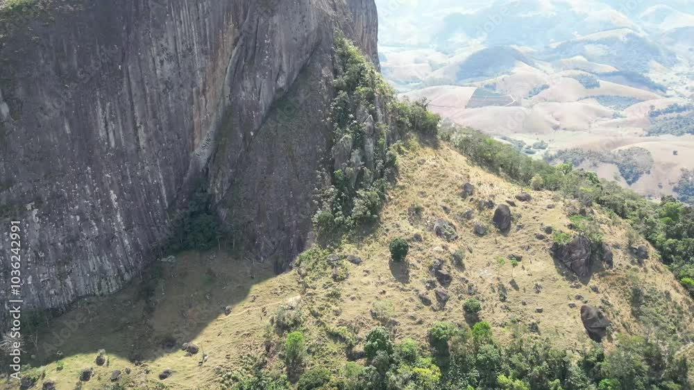 Imagem aérea do monumento natural Frade e a Freira, ponto turístico que conta com uma trilha de fácil acesso e uma vista linda para as cidades ao redor.