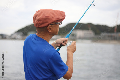 海で釣りをする男性 photo