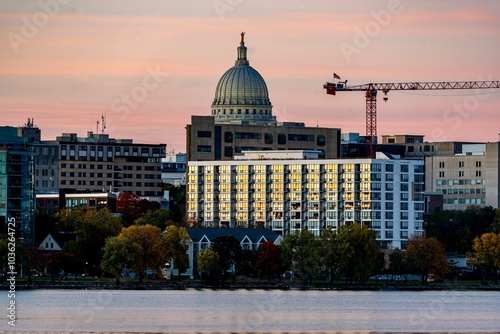 Obraz na płótnie Downtown Madison and the Wisconsin State Capitol Building behind Lake Monona at Twilight w salonie