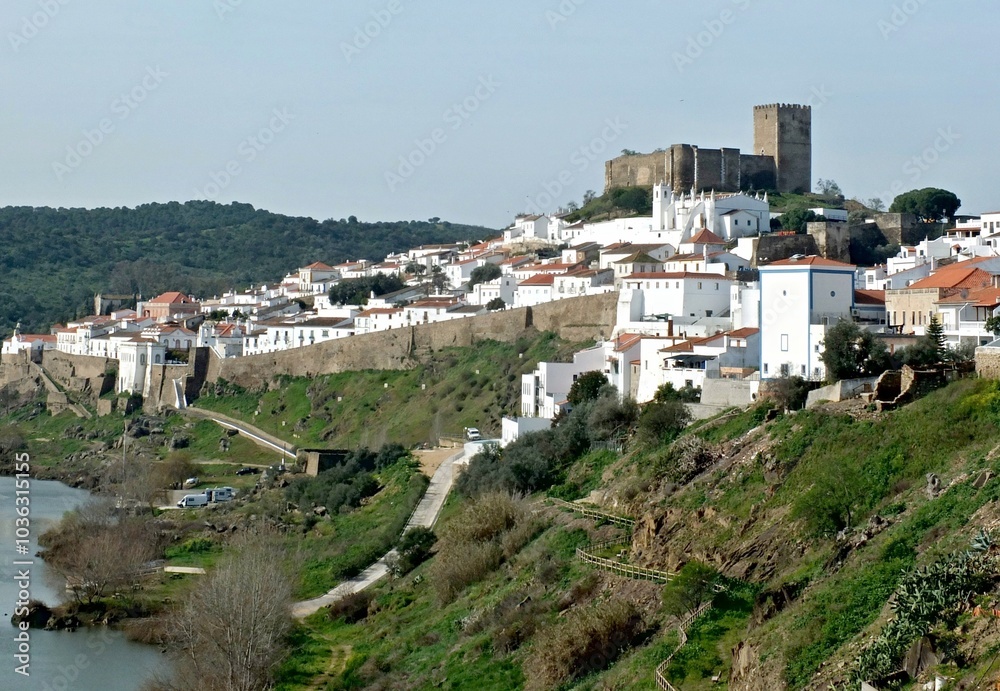 Obraz premium Panoramic view Mertola with Guardiana river