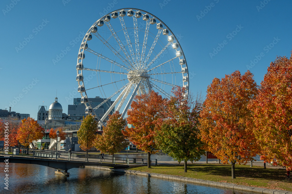 La grande roue dans la ville de Montréal au Canada pendant l'automne 