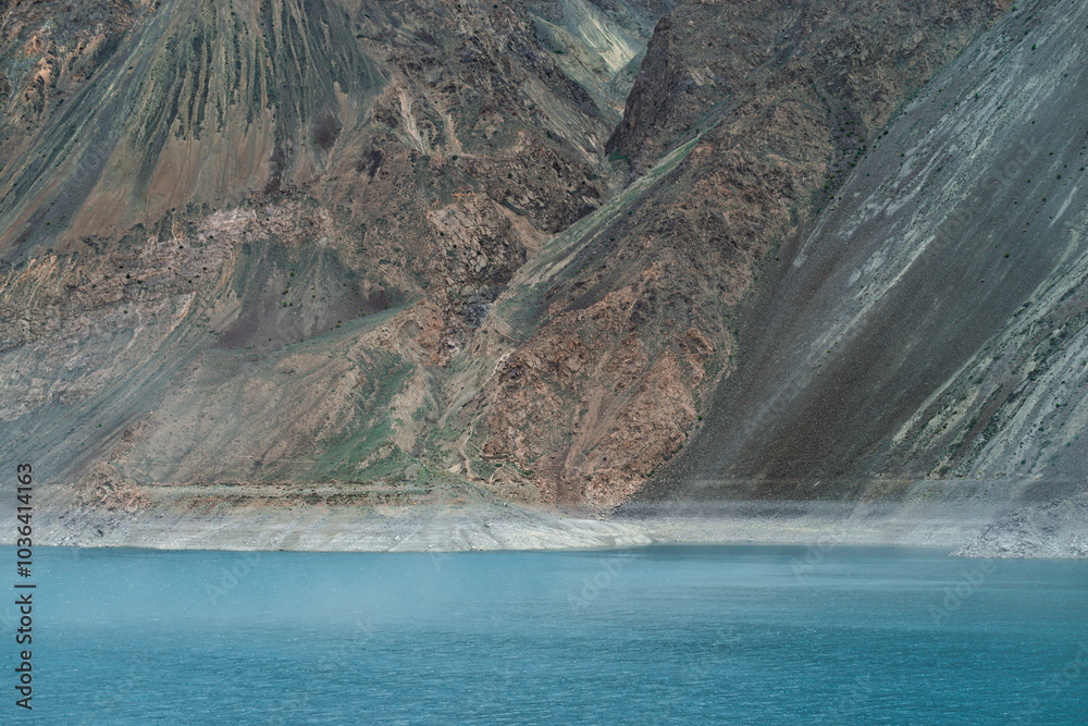 Fotografie Satpara lake, nestled near Skardu in Pakistan's Gilgit-Baltistan region, is a vital water source for the Skardu Valley