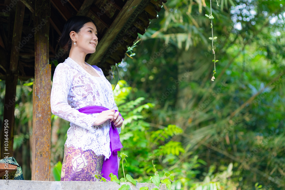 バリ島の民族衣装(クバヤ)を着た女性 バリ島の民族衣装(クバヤ)を着た女性