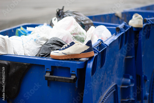 Obraz na płótnie Sports sneakers in a trash container w salonie