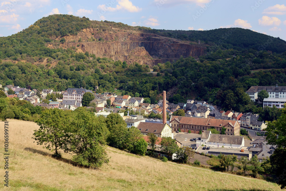 Die Kleinstadt Kirn am Fluss Nahe mit ihrer Brauerei im Landkreis Bad Kreuznach im deutschen Bundesland Rheinland-Pfalz. Aussicht vom Premium-Wanderweg Vitaltour 3-Burgen-Weg. Die Kleinstadt Kirn am Fluss Nahe mit ihrer Brauerei im Landkreis Bad Kreuznach im deutschen Bundesland Rheinland-Pfalz. Aussicht vom Premium-Wanderweg Vitaltour 3-Burgen-Weg.