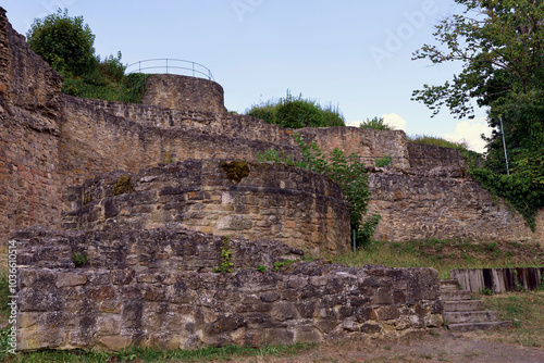 Ruine der Kyrburg in Kirn am Fluss Nahe im Landkreis Bad Kreuznach im deutschen Bundesland Rheinland-Pfalz. Aussicht vom Premium-Wanderweg Vitaltour 3-Burgen-Weg. photo