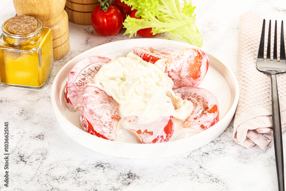 Salad with sliced tomato and stracciatella Salad with sliced tomato and stracciatella