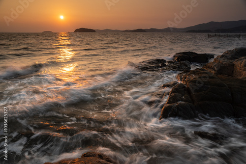 美しい夕暮れの海岸