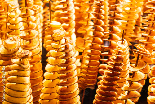 Kartoffeln in Spiralform auf einem Holzspieß auf dem Mercado de la Boqueria in Barcelona, Spanien photo