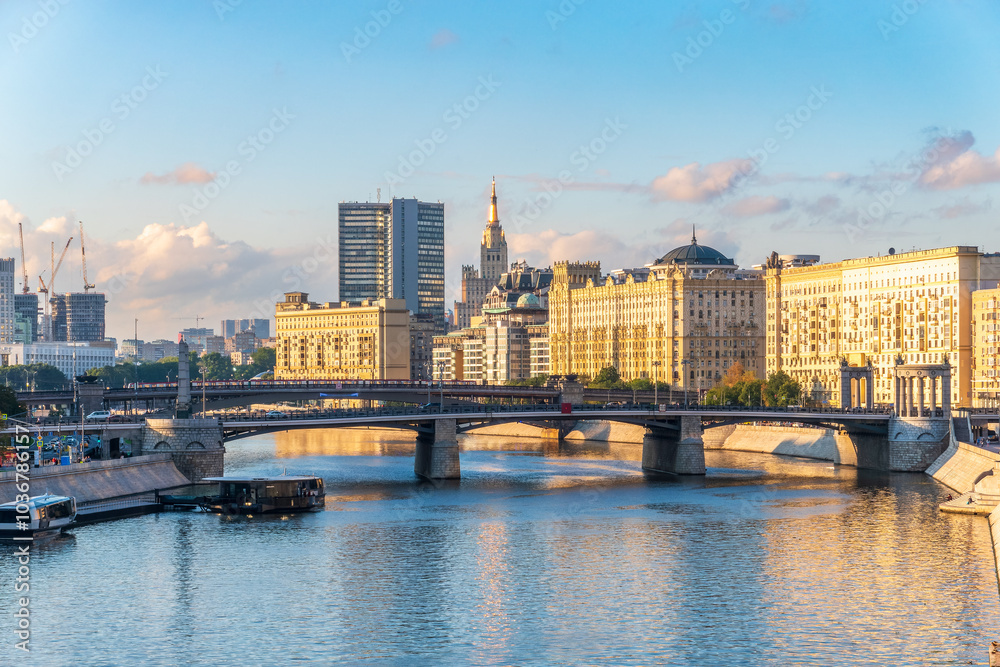 Obraz premium Panoramic view Borodinsky bridge, river Moscow, old buildings and high towers. View of the Borodinsky Bridge and the embankment in Moscow