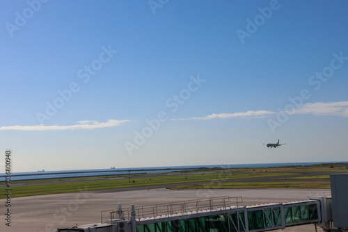 朝焼けが織り成す空港の風景