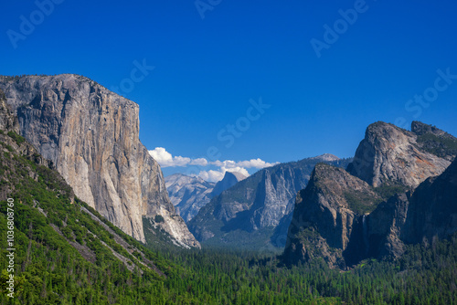 Yosemite National Park, California: Lookout from Tunnel View on clear and sunny day