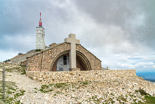 Mont Ventoux mit Kapelle Sainte-Croix, Provence-Alpes-Côte d'Azur, Frankreich photo