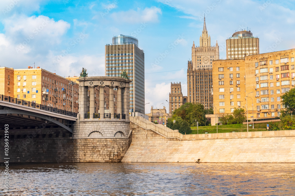 Naklejka premium Borodinsky Bridge and Ministry of Foreign Affairs of Russia main building in Moscow. Russia