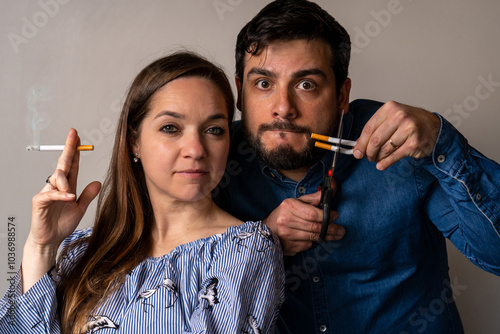 Принти на полотні Pareja con desacuerdos debido a que uno de ellos fuma y el otro quiere que deje de fumar