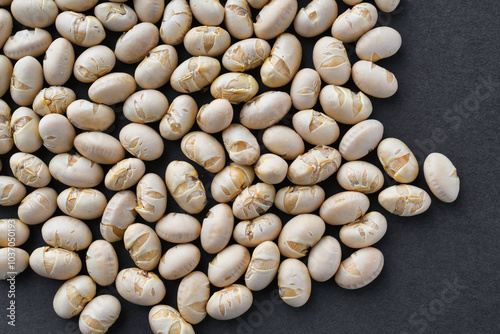 日本の節分：節分豆 （節分の豆）黒背景　コピースペースあり　Japanese Setsubun: Setsubun beans  (Setsubun beans)  on a with copy space