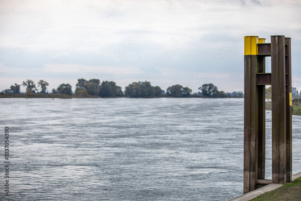 Blick über einen Fluss im leichten Nebel zu Bäumen Blick über einen Fluss im leichten Nebel zu Bäumen