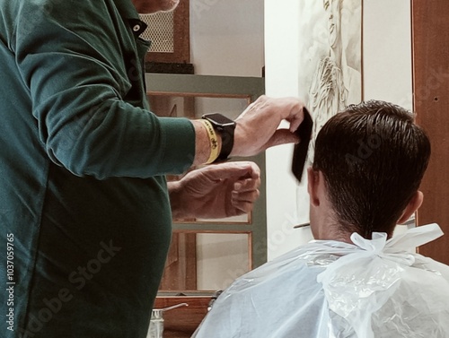 Obraz na płótnie hairdresser cutting hair w salonie