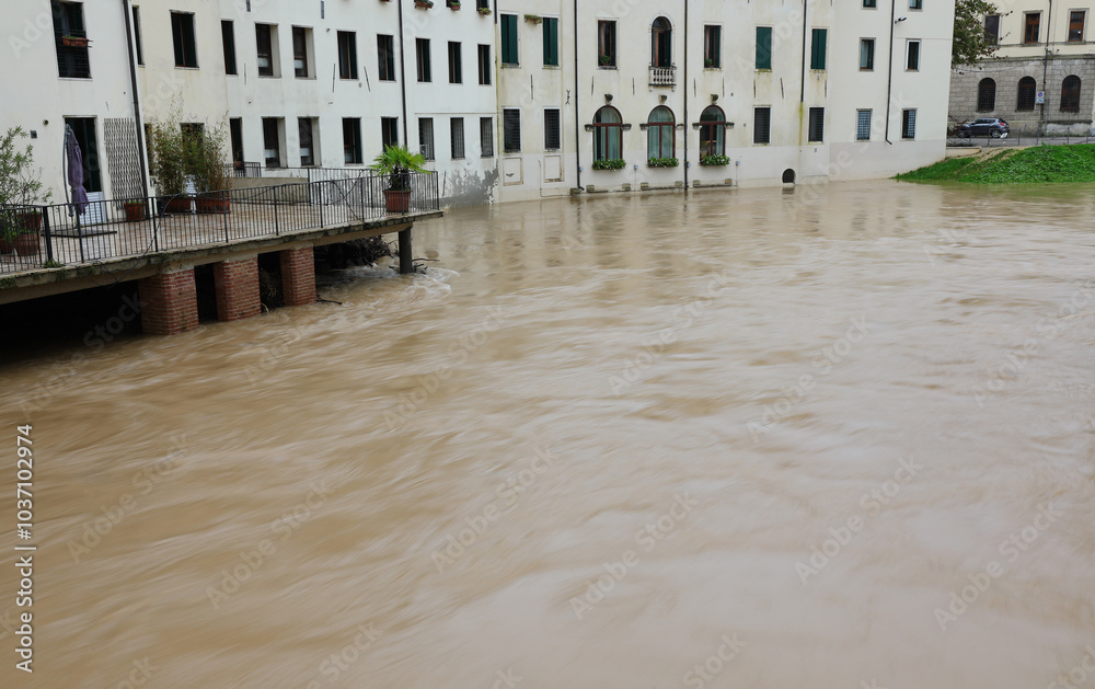 Φωτογραφία House and Buildings and the muddy river called FIUME BACCHIGLIONE in Vicenza Cit