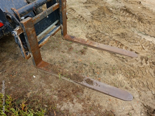 Detalhe de garfos de ferro acessório para maquina retroescavadora.  photo