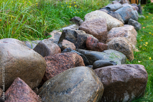 Retaining wall made of wild boulders