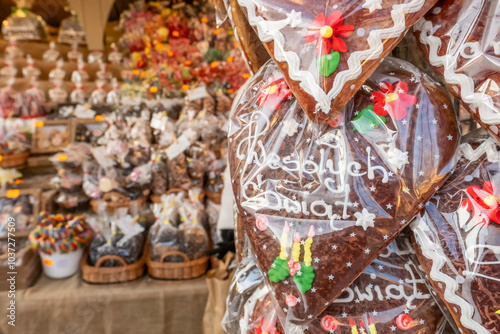 Obraz na płótnie Gingerbread Hearts at Christmas Market in Krakow, Poland. w salonie
