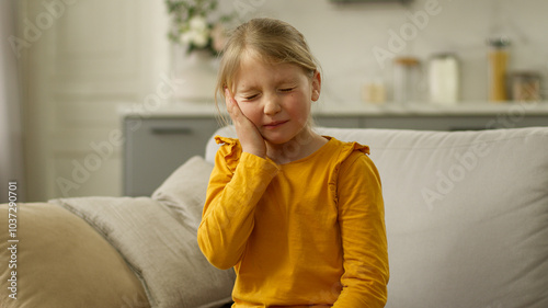 Quadro su tela Little girl home biting eat apple food nutrition grabbing tooth pain dental dise