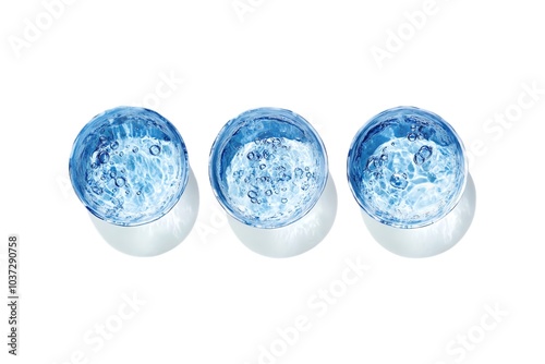 Trois verres d'eau vue du dessus avec glaçons

