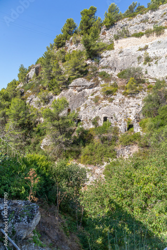 Grottes troglodytiques du ravin du Santuario della Madonna della Scala, à Massafra, Italie photo