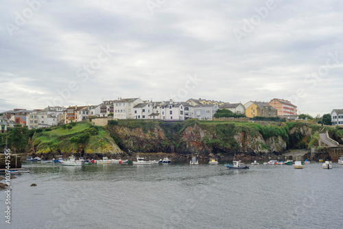 Casas sobre acantilado y puerto en Tapia de Casariego, Asturias