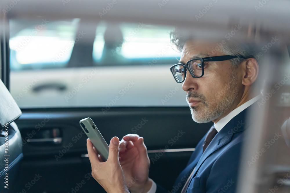 ビジネス・男性・車・スマートフォン ビジネス・男性・車・スマートフォン