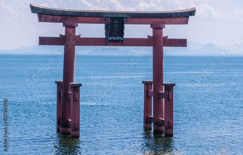 琵琶湖に浮かぶ朱塗りの鳥居 photo