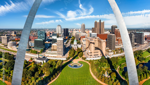 Obraz na płótnie Aerial panorama of St. Louis, Missouri skyline on a sunny day, in front of the Gateway Arch park. St. Louis is an independent city in the U.S. state of Missouri. w salonie