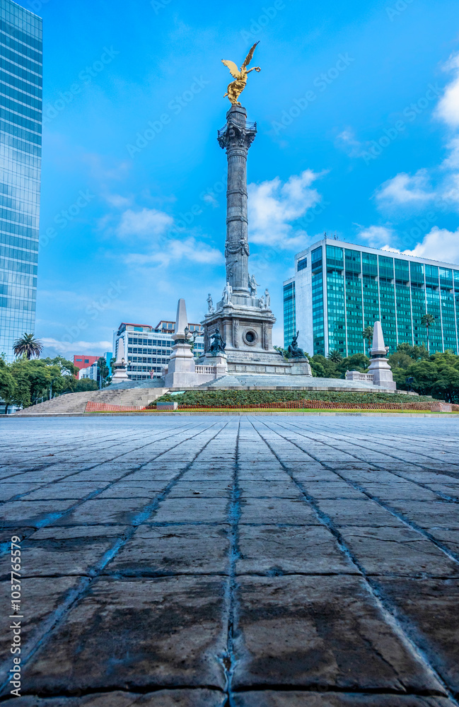 Obraz premium Angel of independence over mexico city on a sunny day