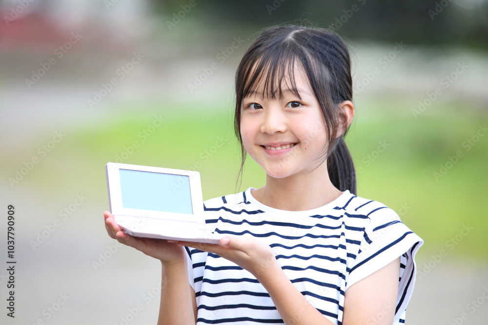 電子辞書を持つ女の子 電子辞書を持つ女の子