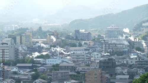 大分県の別府温泉の煙の上がる風景