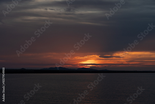 구름 낀 하늘과 바다 일출