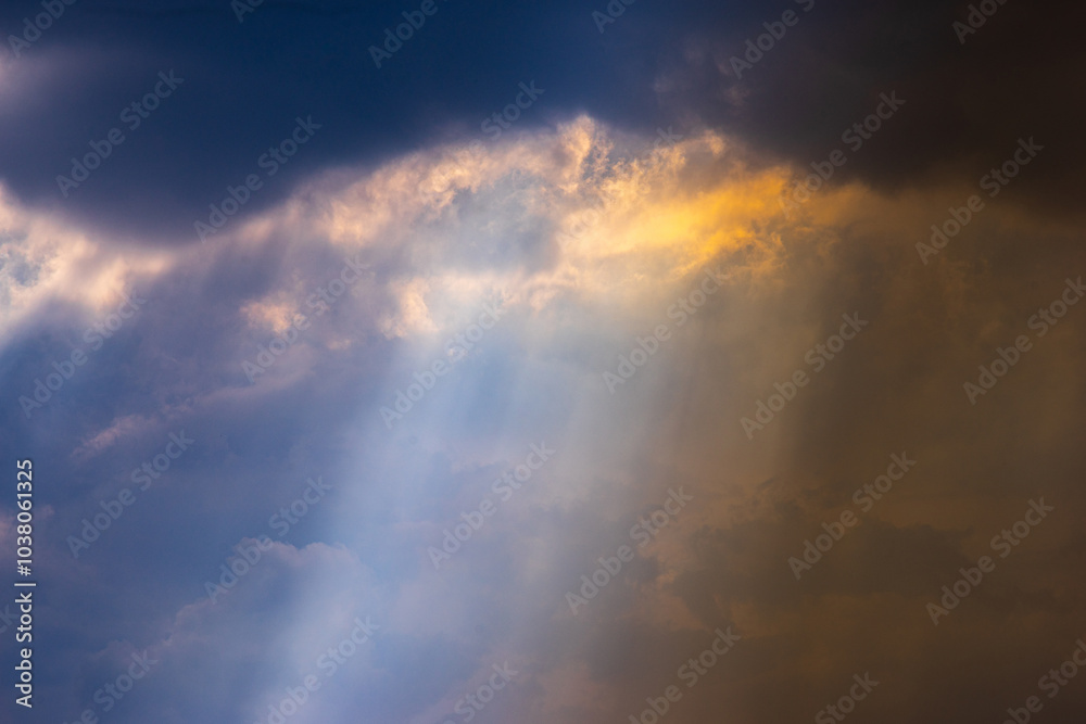 Fototapeta premium Large clouds gather before rain