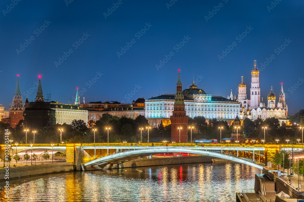 Fototapeta premium Illuminated Moscow Kremlin and Bolshoy Kamenny Bridge at summer night. View from the Patriarshy pedestrian Bridge