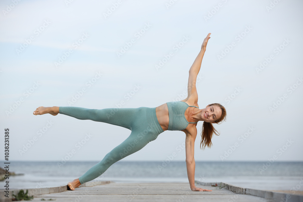Obraz premium young woman exercising near the sea
