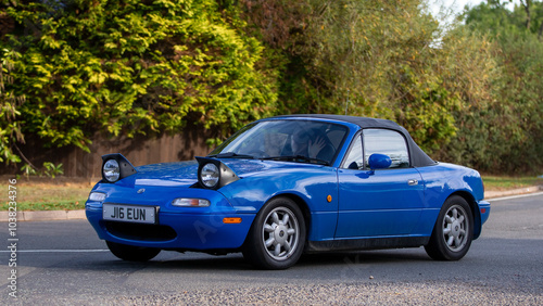 Tableau sur toile 1992 blue Mazda Miata MX5 with pop up headlights