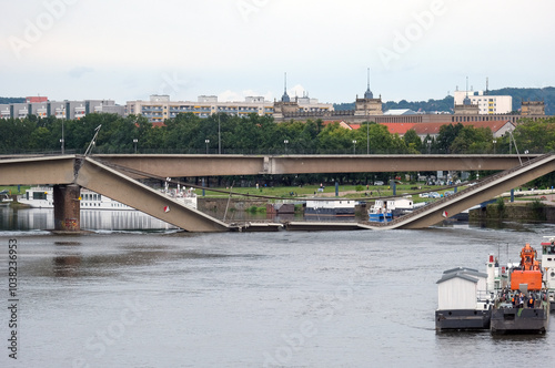 Tableau sur toile Blick auf die teileingestürzte Carolabrücke in Dresden, direkt am nächsten Morge