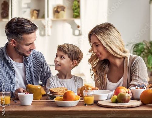 Families at the breakfast table 