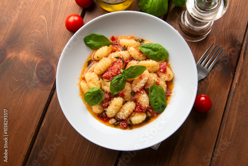 Piatto di gnocchi con pomodoro, basilico e parmigiano, pasta italiana 