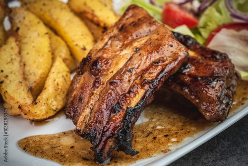 żeberka w miodzie, ziemniaki opiekane, jedzenie, obiad, grilla, smażone, wieprzowina, lunch, przepyszny, barbecue, gotowanie, jeść, piec