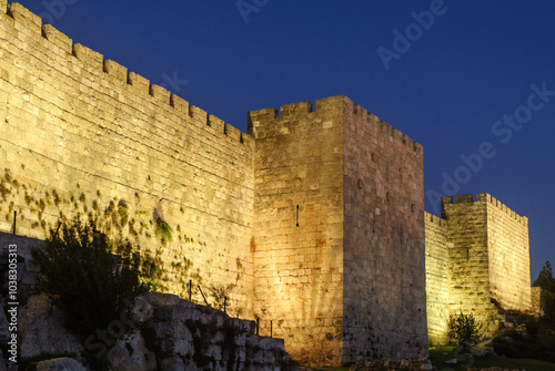 Canvastavla A section of the stone ramparts and walls of the Old City of Jerusalem, illuminated by artificial light at twilight in Israel
