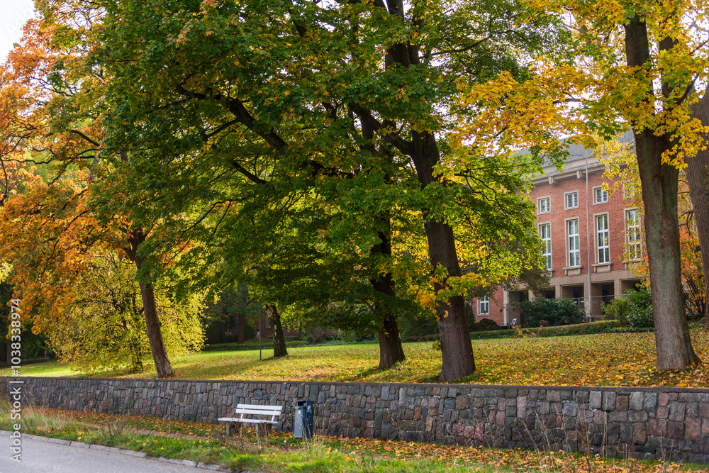 Naklejka premium Kiel, Deutschland, 18. Okt. 2024 herbstliche Impressionen vom Kieler Hafen entlang der Kiellinie