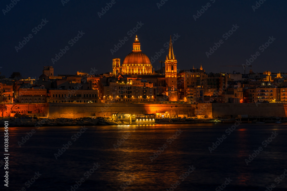 Fototapeta premium Night view of Valletta with St. Paul's Anglican Cathedral and Basilica of Our Lady of Mount Carmel, Malta