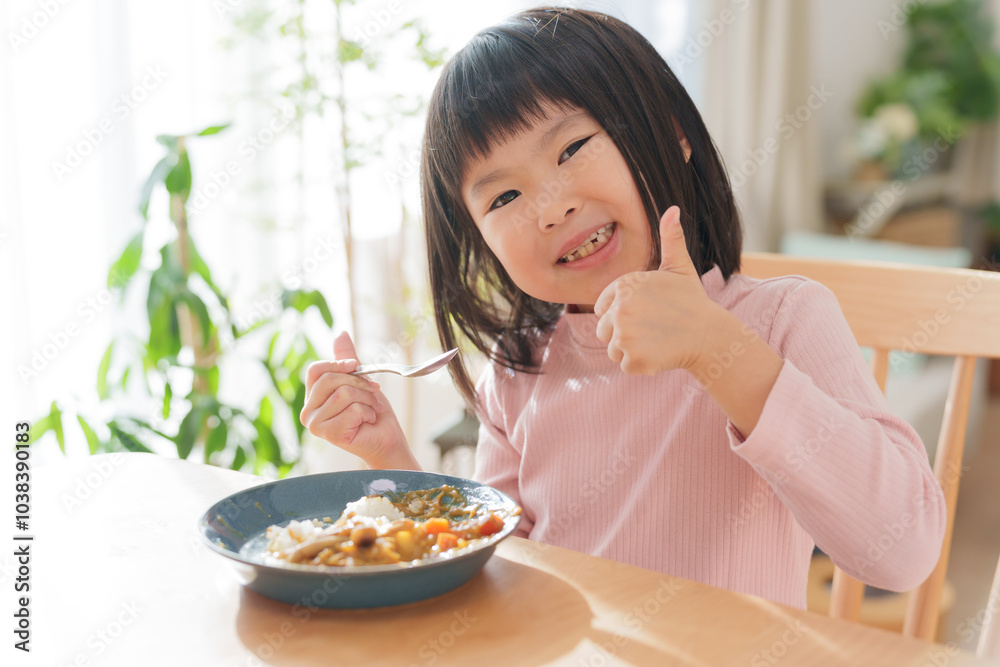 カレーライスを食べる子供 カレーライスを食べる子供